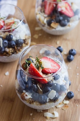 Jogurt, doplněný o chia semínka, je chutná a lehká snídaně.