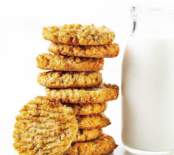Dietní ovesné cookies bez cukru se sklenicí mléka