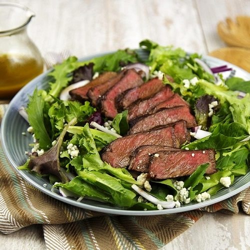 Hovězí steak se salátem je výborná dietní večeře.