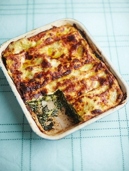 Špenátové lasagne v bílé zapékací míse.