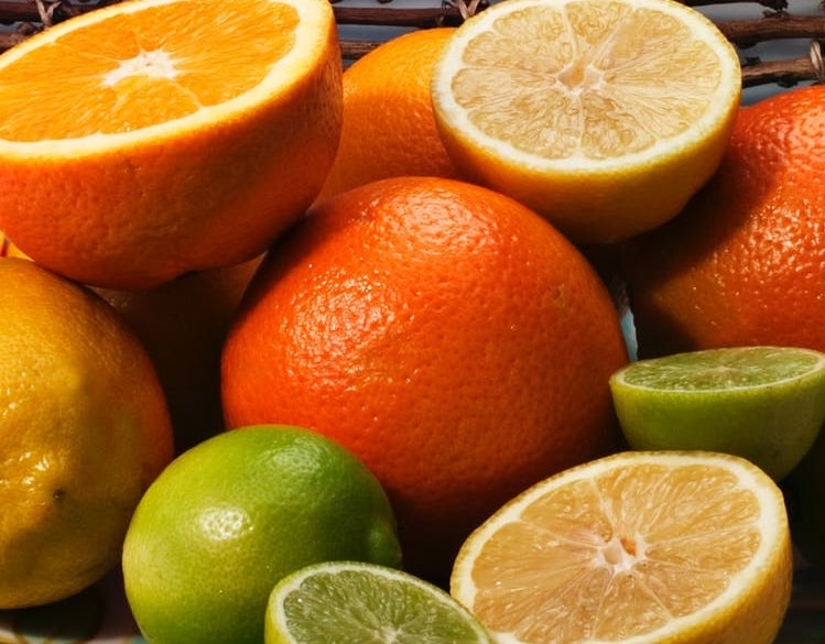 Citróny, grapefruity i pomeranče jsou dobrými zdroji kyseliny askorbové.