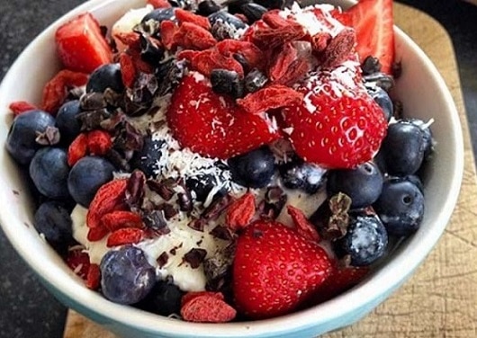 Svěží veganský mix ovoce s jogurtem  plný vitamínů.