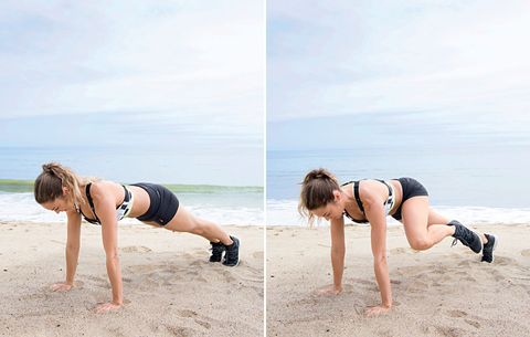Žena cvičí na pláži horolezce pro posilování břicha. 