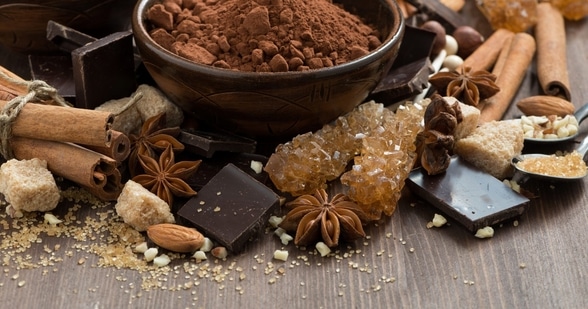 Výběr kakaa, oříšků, čokolády a různého koření