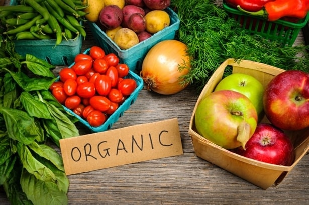 Mix organického ovoce a zeleniny, které jsou vhodné pro detoxikaci