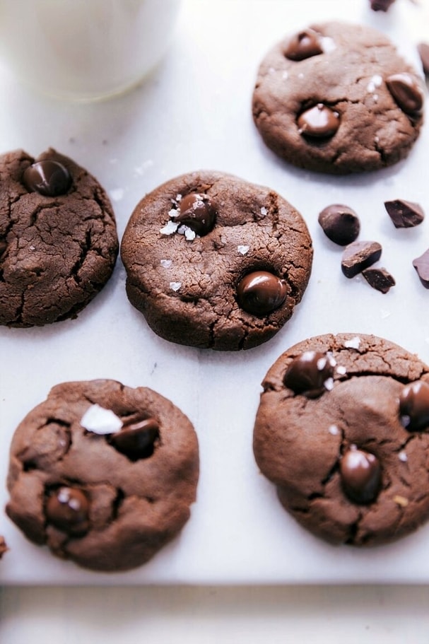 Dietní čokoládové cookies s kousky čokolády a solí