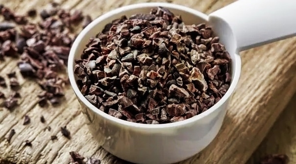 Zdravé kakaové hroty jako vhodná náhražka čokolády v bílé odměrce