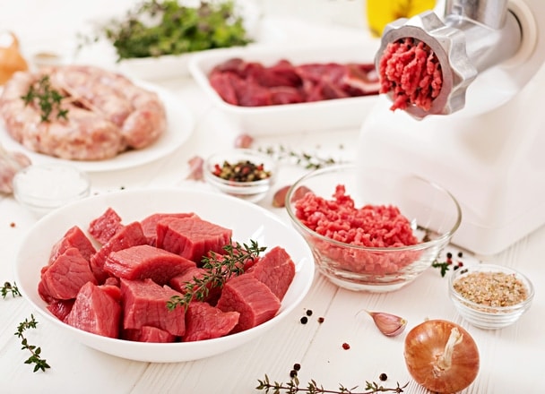 Nejkvalitnější maso vhodné ke mletí v keramické misce a mleté maso ve skleněné mističce