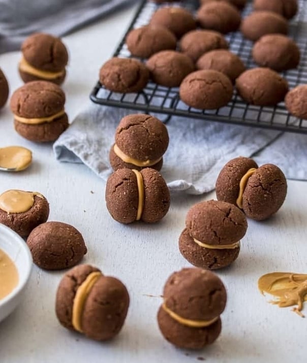 Slepované mandlové sušenky s kakaem a karamelizovanou čokoládou na pracovní ploše