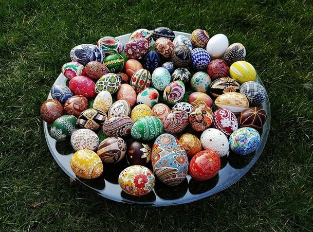 Zdobená velikonoční vajíčka ve skleněné míse