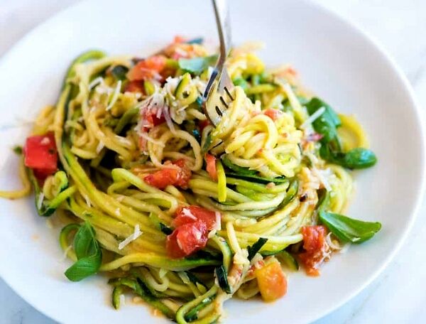 Zdravé večeře bez masa - zeleninové špagety s česnekem a rajčaty